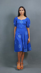 Meet Meher by The Sootee — a blue floral Bandhani cotton midi dress with a sweetheart neckline, puff sleeves, pockets, and flared hem. Hand-tied-and-dyed for slow-fashion lovers, this fully-lined artisan piece blends heritage craft with feminine everyday ease.